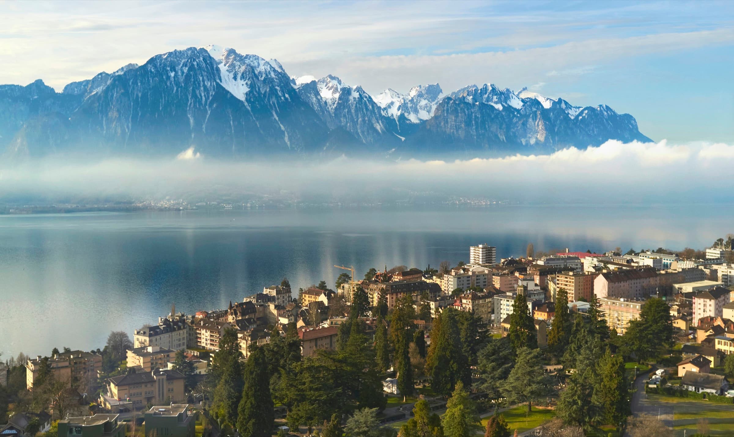 Lacul Léman și Alpii, văzuți de deasupra orașului Montreux